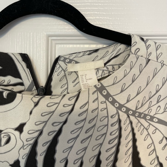 Long sleeve H&M dress size 8 - almost new - Picture 2 of 4